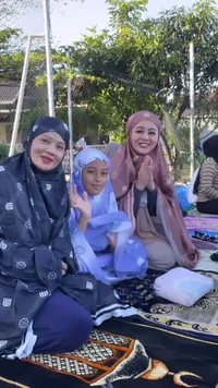 10 Potret Jenita Janet Rayakan Idul Adha Setelah Mantap Berhijab, Serasa Jumpa Fans dengan Bocil dan Emak-emak Saat Saksikan Proses Penyembelihan Hewan Kurban