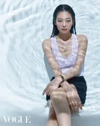10 Potret Jennie BLACKPINK Dalam Photoshoot Terbaru, Cantiknya Paripurna Bak Ice Princess dengan 'Wet Look'