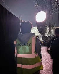 10 Potret Jin BTS di Konser Coldplay Seoul Show, Bikin Ngakak Pakai Topeng Alien - Janji Comeback Grup