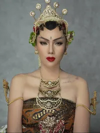 10 Potret Kalina Ocktaranny Jadi Pengantin Jawa, Cantik Manglingi Pakai Paes Ageng - Dodot Basahan