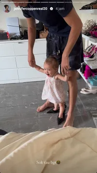 10 Potret Kamari Anak Jennifer Coppen Pakai Sepatu Sang Bunda, Gemas Bak Boneka - Asyik Joget Meski Kebesaran