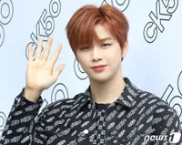 10 Potret Kang Daniel Semakin Ganteng Dengan Rambut Baru Warna Orange