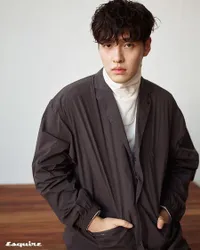 10 Potret Penampilan Kang Ha Neul dengan Rambut Gondrong - Jadi Badut di Drama Musikal