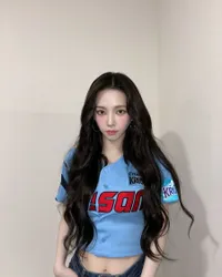 10 Potret Karina aespa Lakukan First Pitch Pertandingan Baseball, Visual dan Lemparannya Effortless Tapi Ber-damage