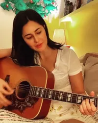 10 Potret Katrina Kaif Jalani Lockdown di India, Cuci Piring - Nyapu Lantai Pakai Alat Manual