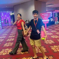 10 Potret Kebersamaan Hesti Purwadinata Bareng Putra Sulung yang Ganteng & Tinggi Menjulang, Netizen: Mirip Kakak Beradik