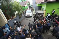 10 Potret Kedatangan Jenazah Dorce Gamalama, Disalatkan di Dalam Mobil Ambulans Sebelum Dimakamkan