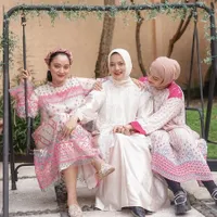 10 Potret Kedekatan Chiki Fawzi dengan Marissa Haque, Kenangan Kompak Ibu dan Anak