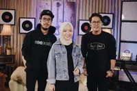 10 Potret Kedekatan Nissa Sabyan dengan Member Grup Sabyan Gambus yang Kini Ramai Jadi Sorotan
