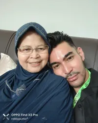10 Potret Kedekatan Robby Purba dan Ibunya yang Bikin Mewek, Setia dan Telaten Rawat Sang Anak Usai Jalani Operasi Tumor Payudara 