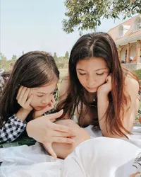 10 Potret Kedekatan Shalom Razade dengan Dua Adik Tirinya yang Jarang Terekspos