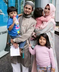 10 Potret Kehidupan Puput Melati, Istri Ustaz Guntur Bumi yang Kini Sibuk Urus 5 Anak