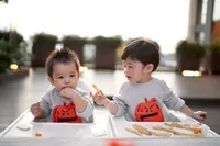 10 Potret Kelakuan Rafa dan Mikha Saat Makan Bareng, Bikin Sandra Dewi Gemas