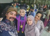 10 Potret Kelulusan Putri Cantik Limbad, Hadiri Wisuda Dengan Make Up Nyentrik & Gigi Taring