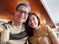 10 Potret Kemesraan Delon dan Pacar Baru, Sedang Dilanda Asmara