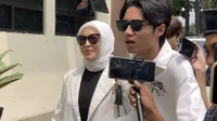 10 Potret Kiesha Alvaro Setia Temani Okie Agustina Saat Daftar Gugatan Cerai, Minta Ibunda Tak Menikah Lagi!