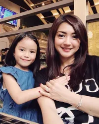 10 Potret Kompak Wiwid Gunawan dan Sang Buah Hati, Sama-Sama Cantik Imut