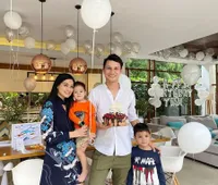 10 Potret Kompaknya Dua Jagoan Titi Kamal, Duo Ganteng Gemesin - Mirip Christian Sugiono!