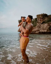 10 Potret Krisjiana Baharudin Suami Berondong Siti Badriah Saat Main Bareng Anak, Pancarkan Aura Hot Daddy - Kerap Digoda Netizen