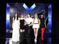 10 Potret LE SSERAFIM di Red Carpet MTV VMA 2024, Curi Perhatian dengan Outfit Bernuansa Monokrom