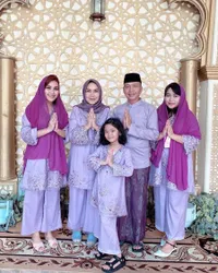 10 Potret Lebaran Para Selebriti, Keluarga Nagita Slavina Kompak Pakai Outfit Serba Merah - BCL Kembali Lebaran Berdua Sama Noah