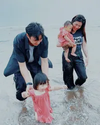 10 Potret Liburan Felicya Angelista dan Caesar Hito Ajak Anak-anaknya Main ke Pantai, Keluarga Cemara Banget!