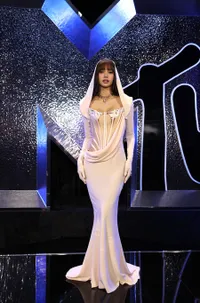 10 Potret Lisa BLACKPINK di Red Carpet MTV VMA 2024, Tampil Elegan dengan Gaya Futuristik
