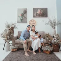 10 Potret Lucu Nastusha Ikut Bantu Chelsea Olivia dan Glenn Alinskie Rawat Adik Bayinya, Protektif Banget!