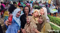 10 Potret Mandra Saat Bersama Fans, Pernah Cedera Gara-Gara Ibu-Ibu hingga Istri yang Pasrah