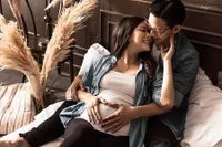 10 Potret Manis Maternity Shoot Yuanita Christiani dan Suami, Peluk Cium Manja - Tak Sabar Nantikan Kehadiran Baby A