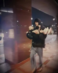 10 Potret Manisnya Kai EXO saat Bareng Keponakan, Penuh Sayang & Bikin Fans Baper