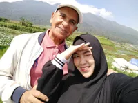 10 Potret Mark Sungkar dan Santi, Mesra Banget Meski Terpaut 45 Tahun!