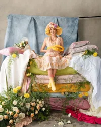 10 Potret Maternity Shoot Kehamilan Kedua Nadine Chandrawinata, Usung Konsep Unik Pakai Tumpukan Kasur - Gemasnya Djiwa Curi Perhatian