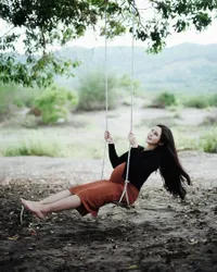 10 Potret Maternity Shoot Terbaru Bella Bonita, Denny Caknan Bikin Salfok Pakai Kaftan - Asyik Sendiri Main Ayunan