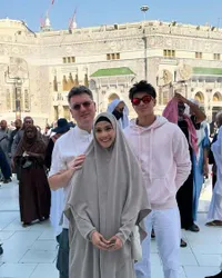 10 Potret Maudy Koesnaedi dan Suami Umrah, Bandingan Umrah 20 Tahun Lalu dengan Sekarang