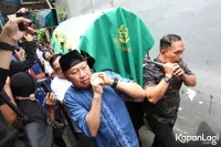 10 Potret Maxime Bouttier Antar Jenazah Sang Bunda ke Masjid Sebelum Dimakamkan, Luna Maya Ikut Salat Bersama Keluarga