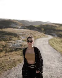 10 Potret Memesona Kirana Larasati Saat Nikmati Pemandangan di NTT