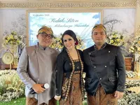 10 Potret Meriahnya Tedak Siten Baby Abe Putra Bungsu Momo Geisha, Gemas Pakai Busana Adat Jawa - Pilih Bola Saat Masuk Kurungan