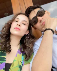 10 Potret Mesra Chelsea Islan dan Sang Kekasih Rob Clinton, Lebih Sering si Cowok yang Pajang Foto Manis