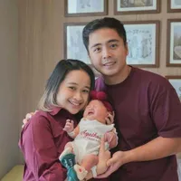 10 Potret Momen Natal para Artis, Gading Marten Rayakan bersama Gempi dan Keluarga - Gritte Agatha Dapat Hadiah Terbaik