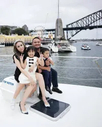 10 Potret Momo Geisha Rayakan Tahun Baru di Australia, Mewah Naik Yacht - Santai Duduk Bersila Meski Pakai High Heels