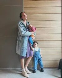 10 Potret Nadine Chandrawinata Momong Dua Anak, Selalu Waspada Awasi Djiwa Bereksplorasi - Ajak Main Baby Djala