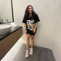 10 Potret Nadine Waworuntu Cium Bibir Sahabat Perempuannya di Momen Ulang Tahun, Sebelumnya Bikin Heboh karena Cium Verrel Bramasta 