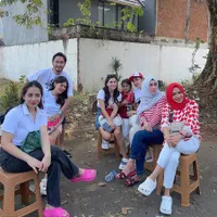 10 Potret Nagita Slavina Rayakan 17 Agustus Bersama Keluarga, Netizen Salfok Tas Puluhan Juta Diletakkan di Tanah: Orang Kaya Sesungguhnya