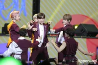 10 Potret NCT Dream Meriahkan HUT TRANSMEDIA, Ganteng Pakai Setelan Jas!
