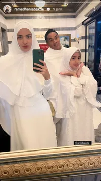 10 Potret Nia Ramadhani Umrah di Bulan Ramadan Bareng Ardi Bakrie dan Mikhayla, Cantiknya Saat Pakai Hijab Bikin Adem