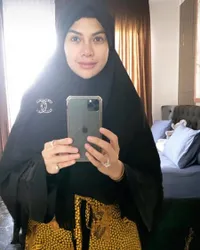 10 Potret Nikita Mirzani Umrah di Tanah Suci, Pakai Hijab Syari yang Mencuri Perhatian