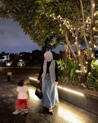 10 Potret OOTD Hijab Kesha Ratuliu, Gayanya Kekinian Banget Bisa Dijadikan Inspirasi Fashion Sehari-Hari