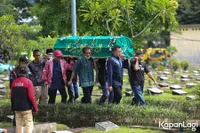 10 Potret Pemakaman Aminah Cendrakasih 'Mak Nyak' di TPU Karet Bivak, Diwarnai Isak Tangis Para Pelayat
