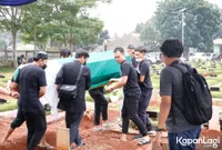 10 Potret Pemakaman Clerence Chyntia Audry Istri Drummer NOAH, Tangis Rio Alief Pecah Saat Antarkan Istri ke Peristirahatan Terakhir